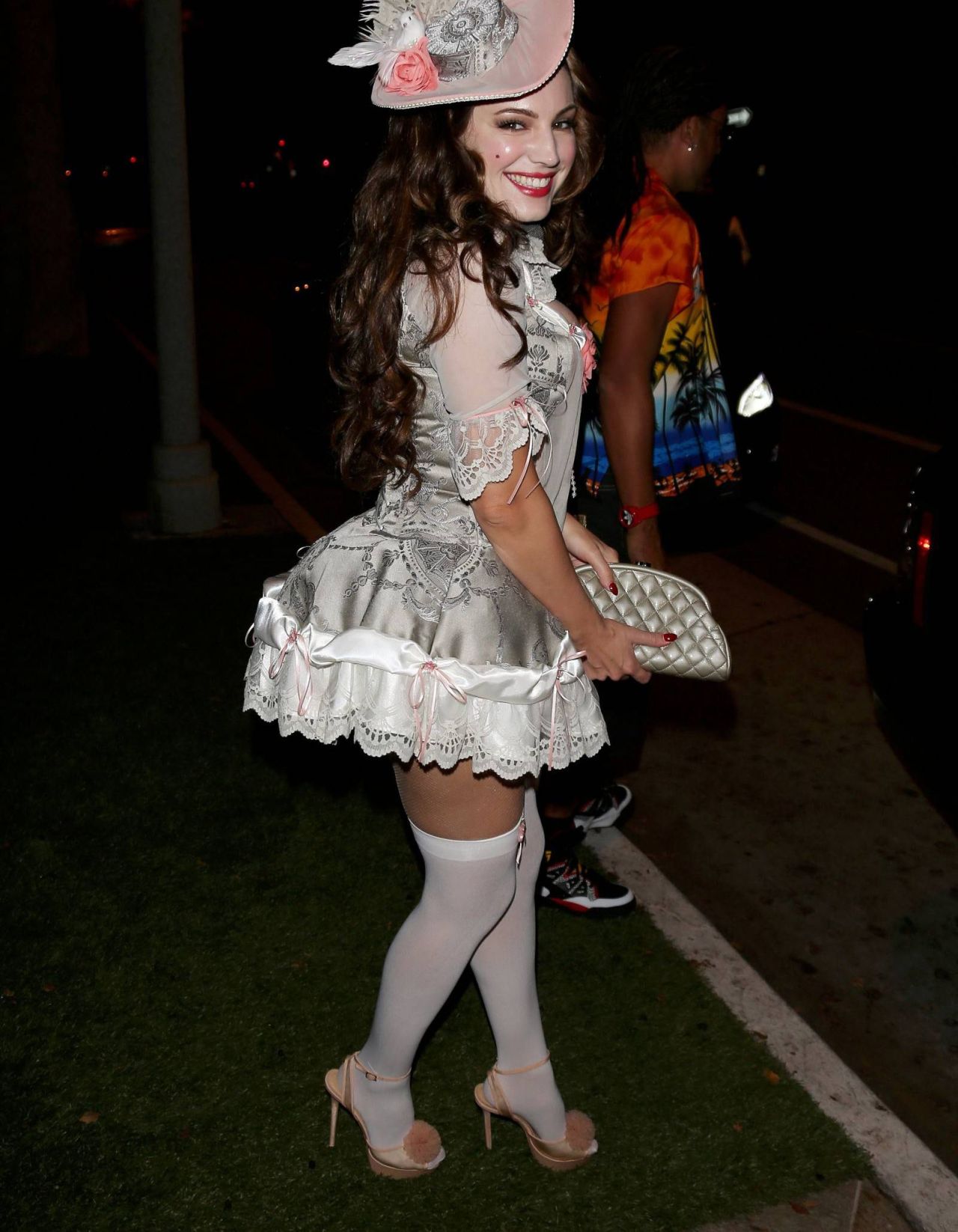 Kelly Brook w pończochach na imprezie Halloweenowej w Beverly Hills
