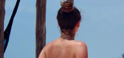 Kelly Brook - brytyjska aktorka przyłapana topless na plaży