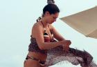 Kelly Brook - brytyjska aktorka przyłapana topless na plaży