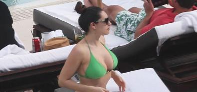 Kelly Brook - brytyjska aktorka w bikini na basenie w Miami