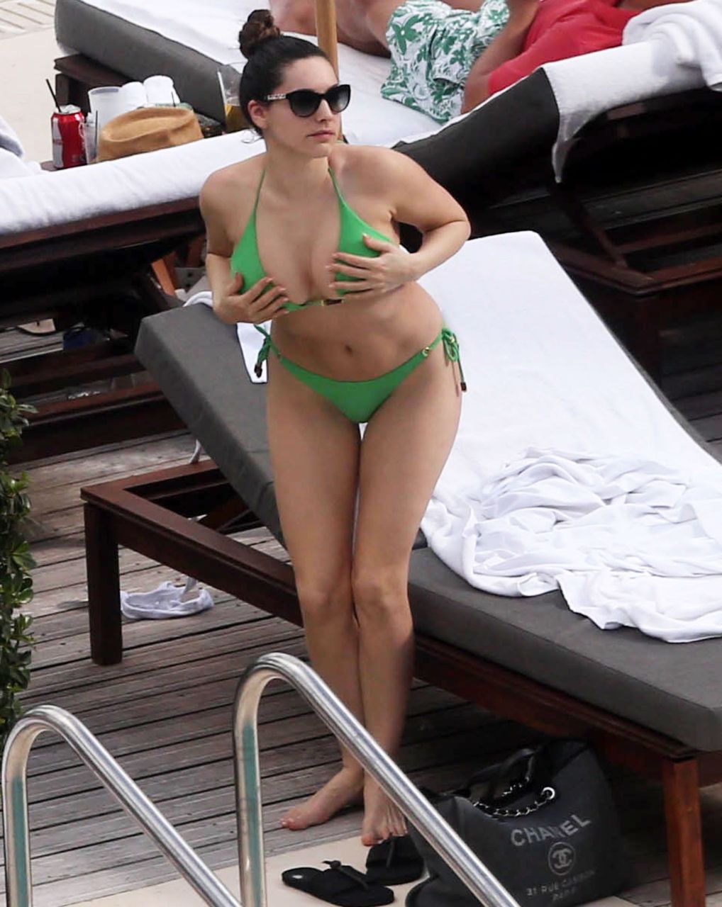Kelly Brook - brytyjska aktorka w bikini na basenie w Miami