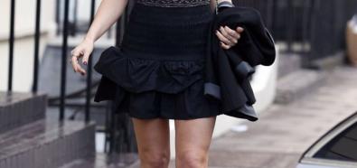 Kelly Brook - seksowne nogi brytyjskiej aktorki w króciutkiej spódniczce
