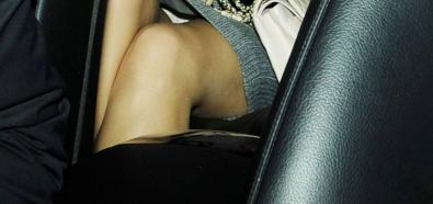 Kelly Brook - seksowna aktorka w krótkiej sukience nie zakrywającej majtek