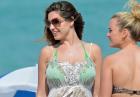 Kelly Brook - brytyjska aktorka i modelka w sukience na plaży w Miami