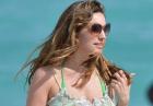 Kelly Brook - brytyjska aktorka i modelka w sukience na plaży w Miami