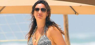 Kelly Brook - brytyjska aktorka w seksownym bikini na plaży