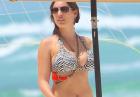Kelly Brook - brytyjska aktorka w seksownym bikini na plaży