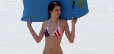 Kendall Jenner - seksowna siostra Kim Kardashian w bikini