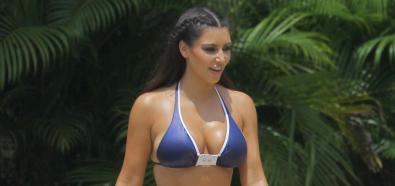 Kim Kardashian i Kendal Jenner - celebrytki w bikini