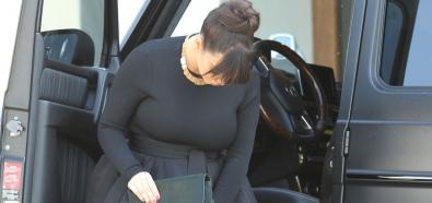 Kim Kardashian - amerykańska celebrytka w seksownej, obcisłej sukience