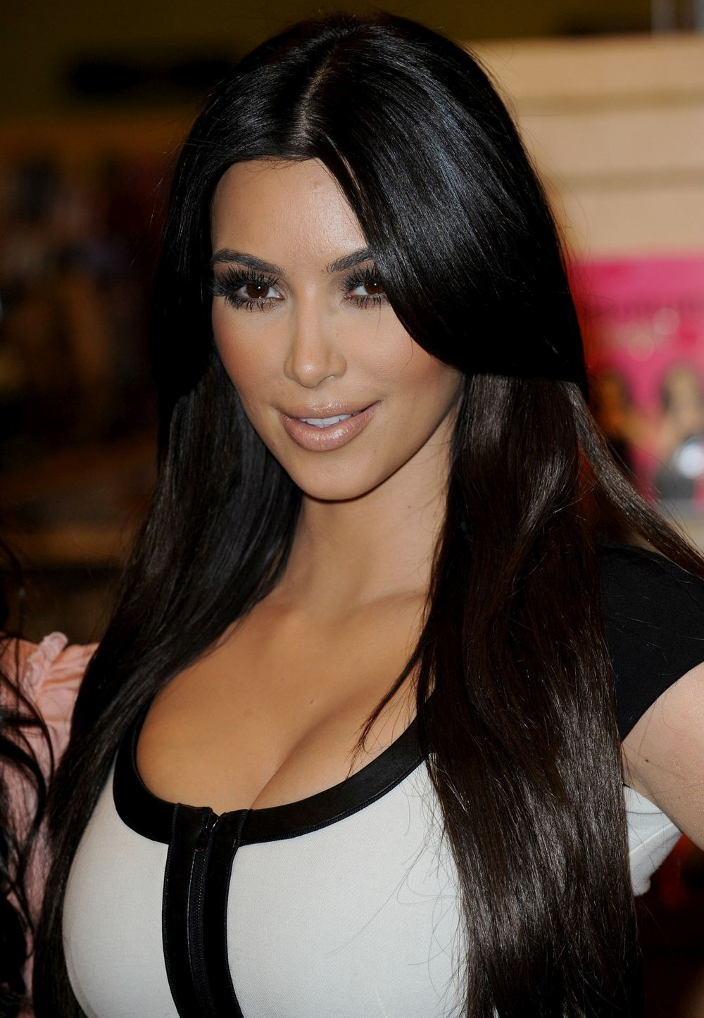 Kim, Kourtney, Khloe Kardashian podpisują książkę Kardashian Konfidental
