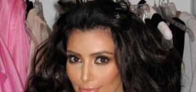 Kim Kardashian podtrzymuje piersi taśmą