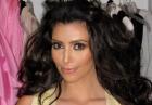 Kim Kardashian podtrzymuje piersi taśmą