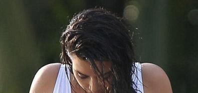 Kim Kardashian w białym skąpym bikini