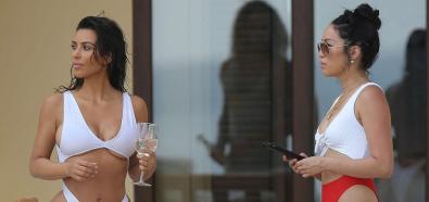 Kim Kardashian w białym skąpym bikini