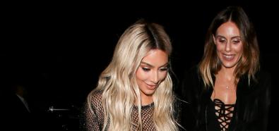 Kim Kardashian w naked dress i blond włosach