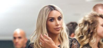 Kim Kardashian w naked dress i blond włosach