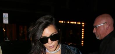 Kim Kardashian w czarnej sukni z koronkowym dekoltem