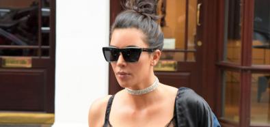 Kim Kardashian w czarnej sukni z koronkowym dekoltem