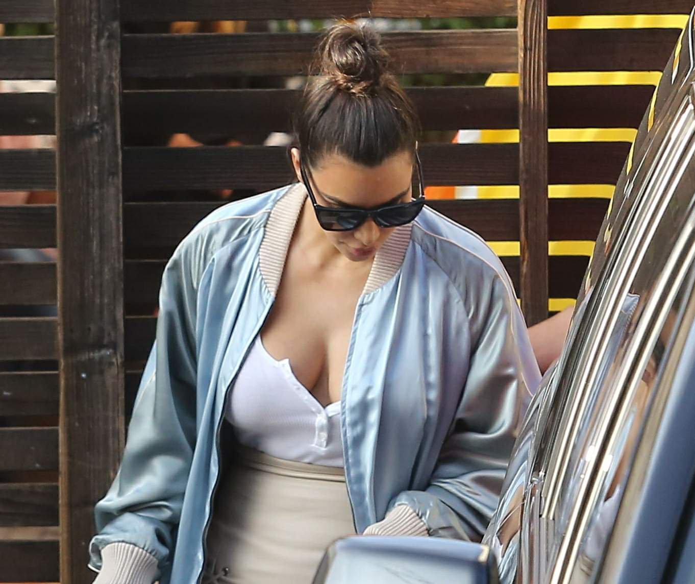 Kim Kardashian z dekoltem w sportowej bluzie