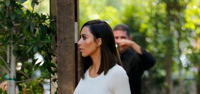 Kim Kardashian w jasnej satynowej sukni