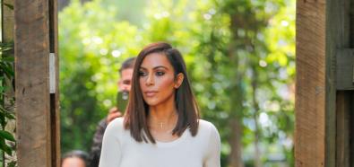 Kim Kardashian w jasnej satynowej sukni