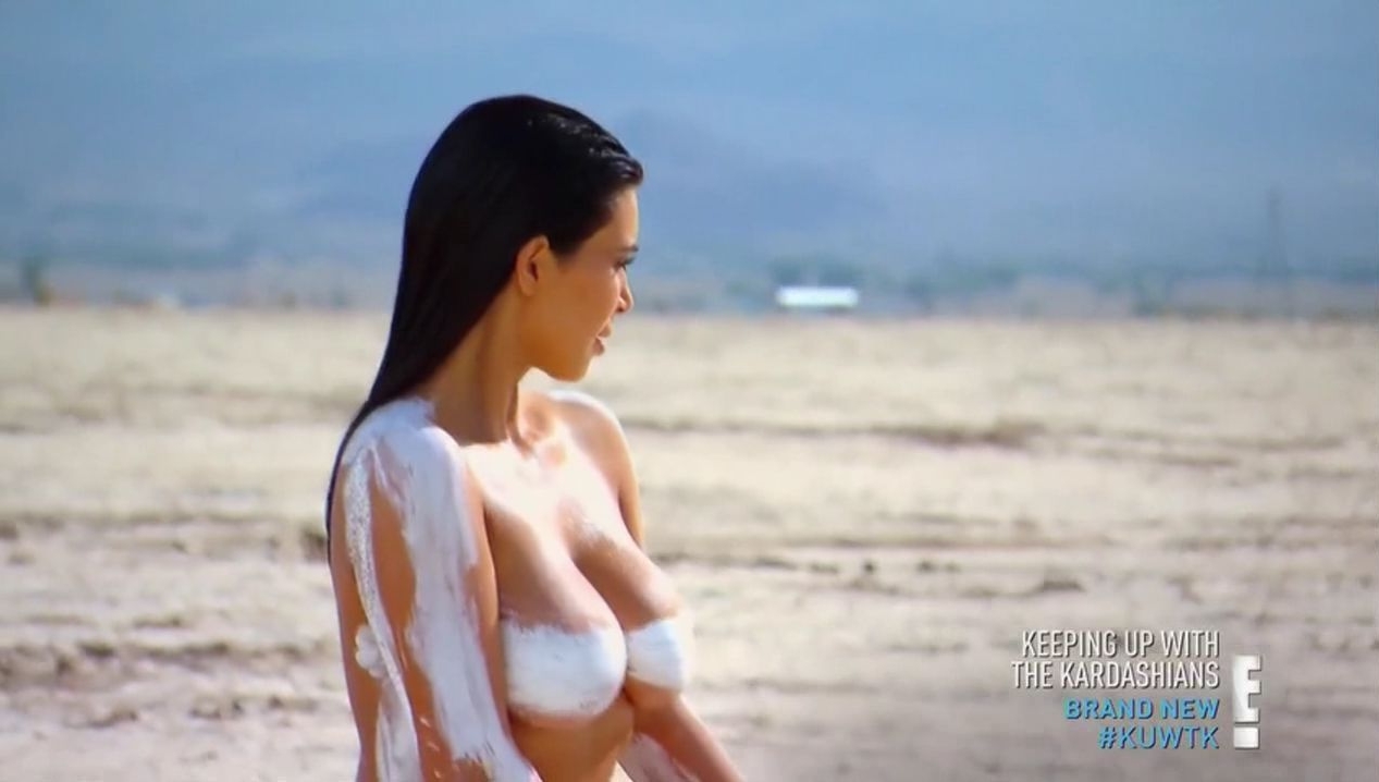 Kim Kardashian rozbiera się i... walczy z kompleksami