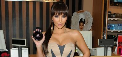 Kim Kardashian promuje swoje perfumy w Camarillo