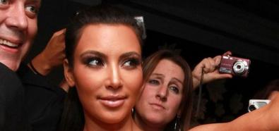 Kim Kardashian trenuje grę w kręgle w kasynie