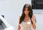 Kim Kardashian w obcisłej sukni podkreśla talię osy