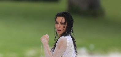 Kim Kardashian w prześwitującym bikini 