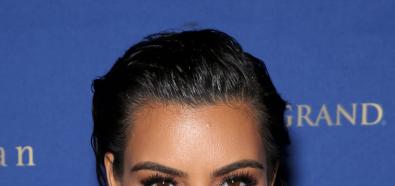 Kim Kardashian seksownie w nocnym klubie