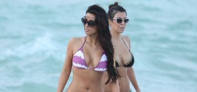 Kim i Kourtney Kardashian w bikini na plaży 