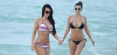 Kim i Kourtney Kardashian w bikini na plaży 
