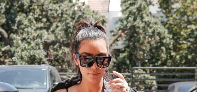 Kim Kardashian w sukni rodem z sex shopu