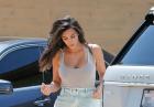 Kim Kardashian w topie i jeansowej mini