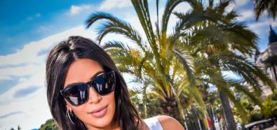 Kim Kardashian w białej satynowej sukni