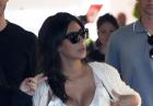 Kim Kardashian w białej satynowej sukni