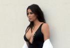Kim Kardashian w stroju kąpielowym na basenie
