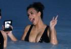 Kim Kardashian w stroju kąpielowym na basenie