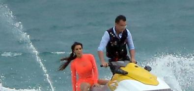 Kim Kardashian w pięknych warkoczach na motorówce