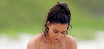 Kim Kardashian z dzieckiem na plaży
