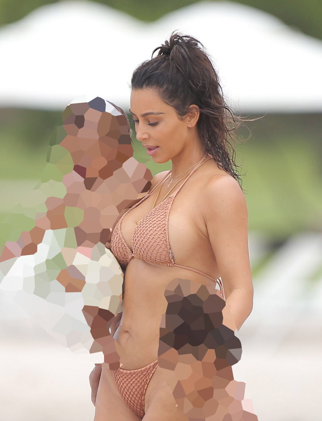 Kim Kardashian z dzieckiem na plaży