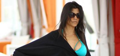 Kourtney Kardashian w niebieskim bikini na basenie w Miami