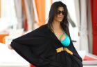 Kourtney Kardashian w niebieskim bikini na basenie w Miami