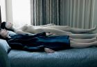 Megan Fox w łóżku z manekinem