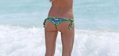 Melissa Satta - seksowna modelka, aktorka i prezenterka w bikini na plaży