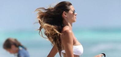 Melissa Satta - seksowna modelka, aktorka i prezenterka w bikini na plaży