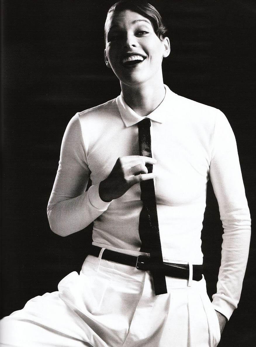 Milla Jovovich na okładce lutowego wydania magazynu Vogue Niemcy