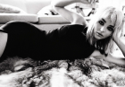 Miranda Kerr - seksowna modelka pozuje topless w Vogue